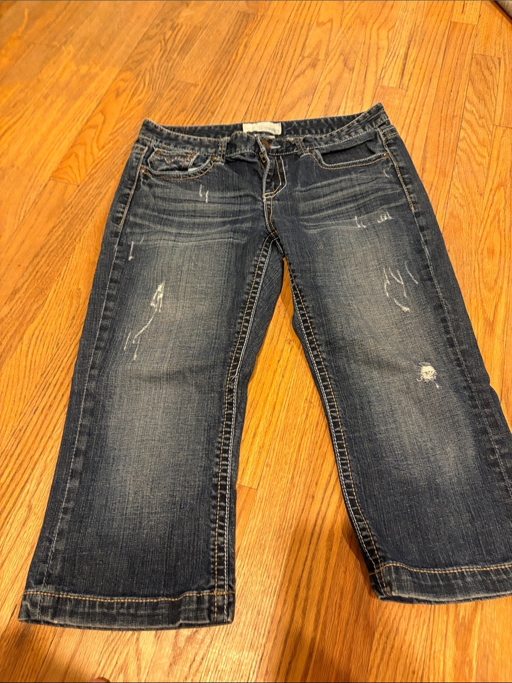 Maurices Capri Jeans Womens 9/10 Blue Dark Wash Good Distressed Cropped‎ Stretch
